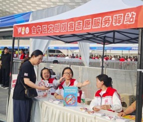 体育直播-金牛文明实践员护航中超赛事：无烟观赛成风尚 微笑服务暖人心